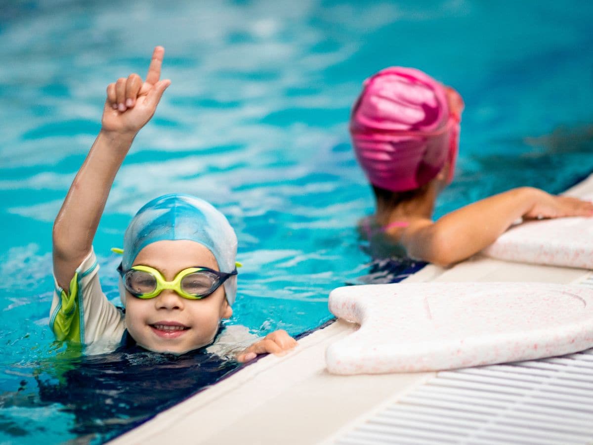 Carrera de relevos en el agua para niños